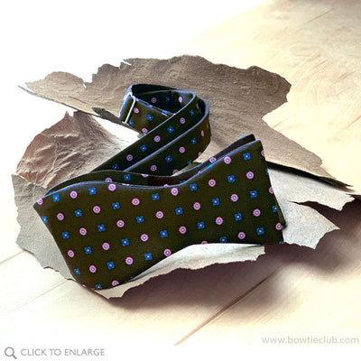 Da Vinci Bow Tie on Bark